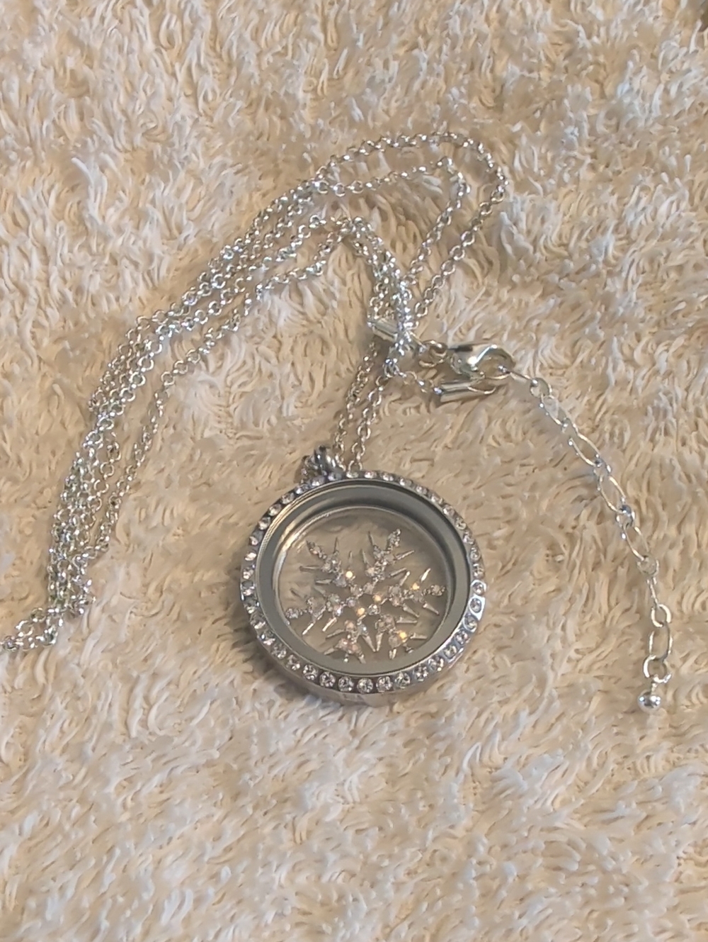 Origami Owl Silvertone Snowflake Locket Necklace W/ extra Charms